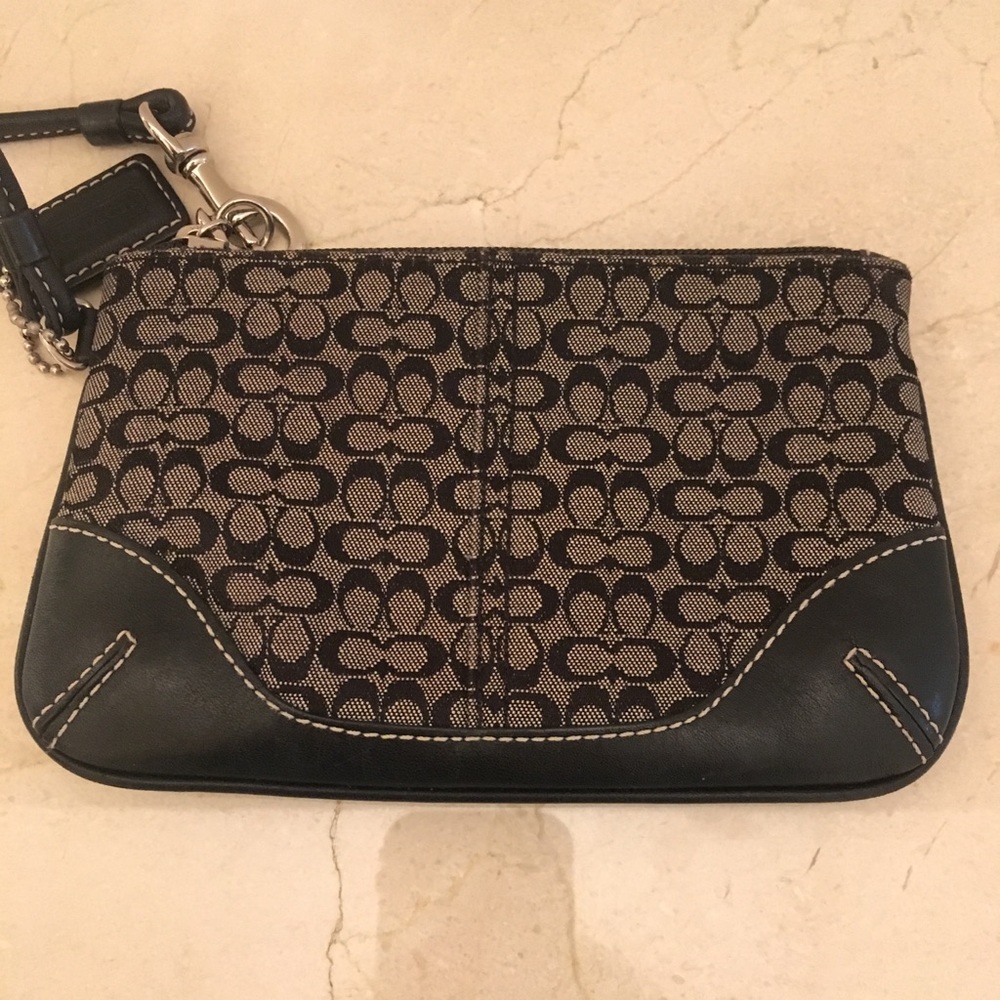Coach wristlet 💯 authentic